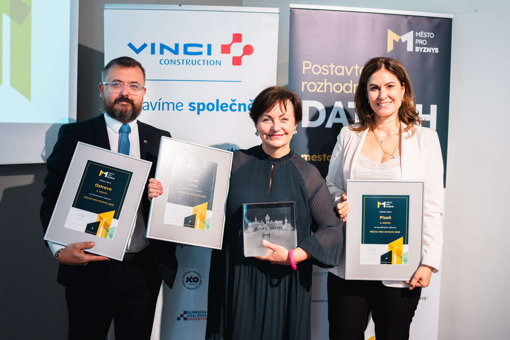 Zástupci Ostravy, Plzně a Brna na pomyslných stupních vítězů. Foto: mestoprobyznys.cz Zástupci Ostravy, Plzně a Brna na pomyslných stupních vítězů. Foto: mestoprobyznys.cz